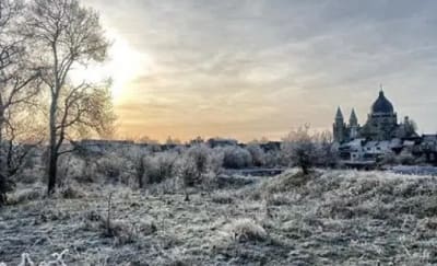 Uitzicht over Maastricht in de winter, met de Sint-Servaasbasiliek op de achtergrond
