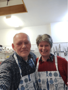 Gerdy en haar collega, glimlachend in hun kookschorten in de keuken van 't Drifke