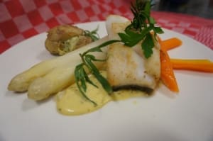 Gebakken visfilet met witte asperges, worteltjes en een botersaus, uit een eerder maandmenu