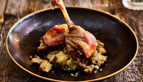 Krokant gebakken eendenbout met zuurkool, uit een eerder maandmenu
